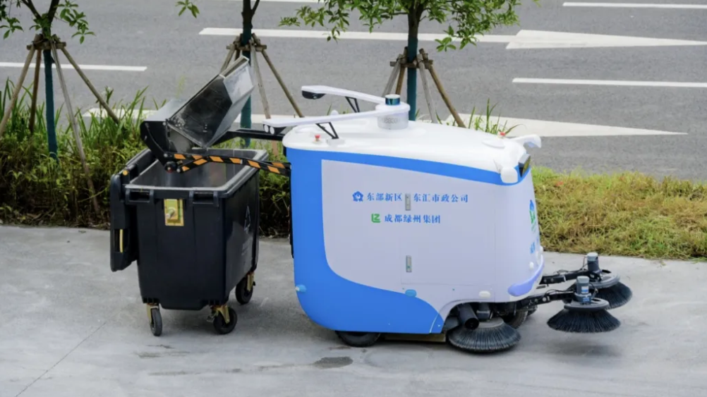 城市环卫开启“智能模式”！AI环卫机器人在成都东部新区上岗