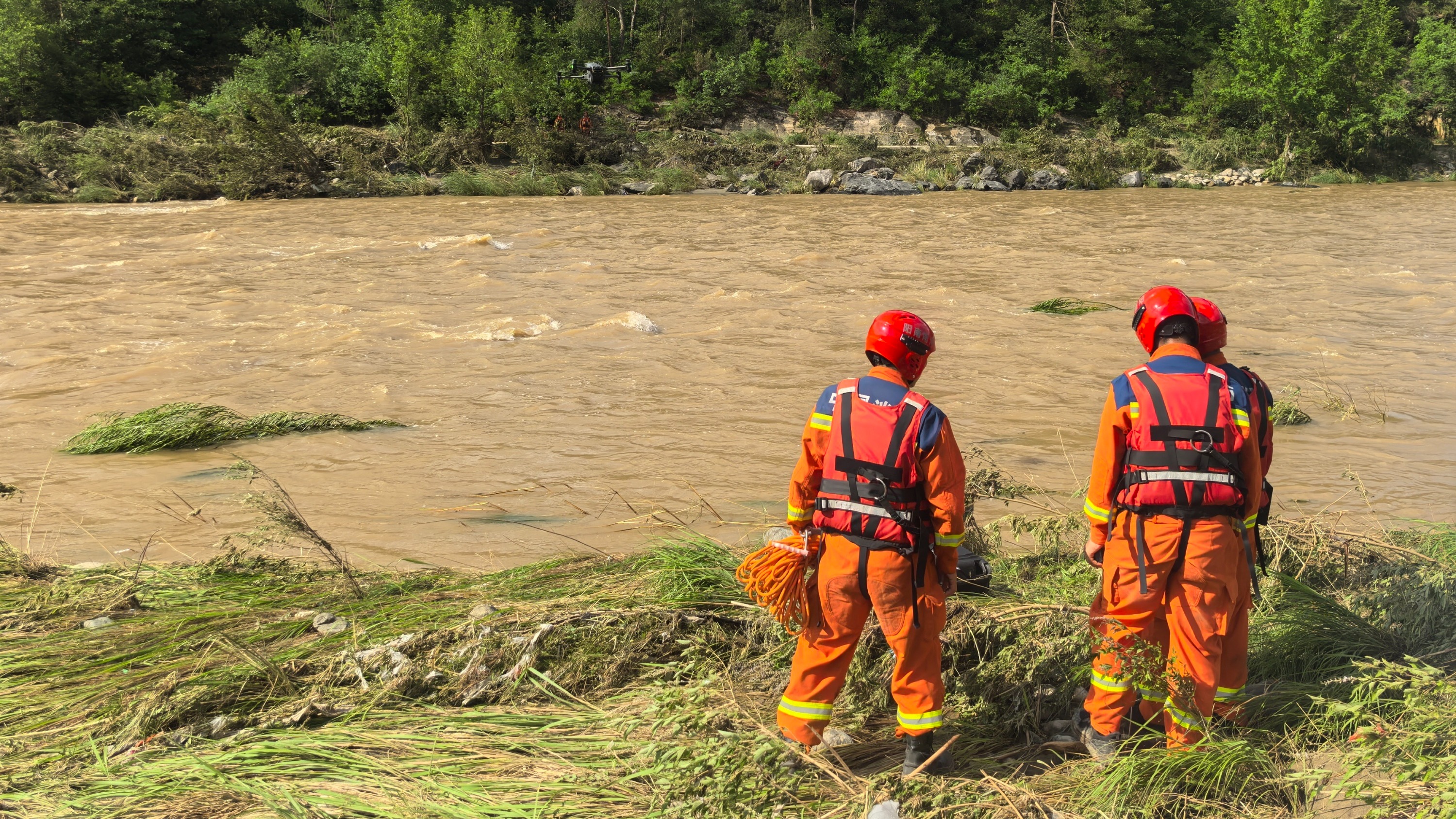 河南西峡强降雨引发山洪 超800人投入抢险救援