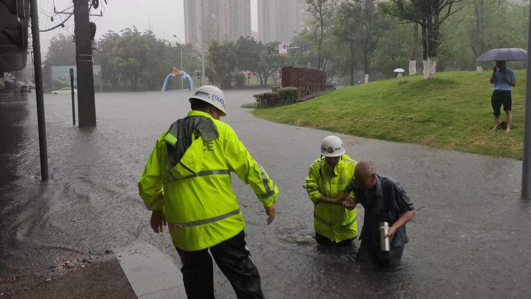 牵手趟水、接力护航…成都暴雨中的“警”急守护，安全感爆棚！