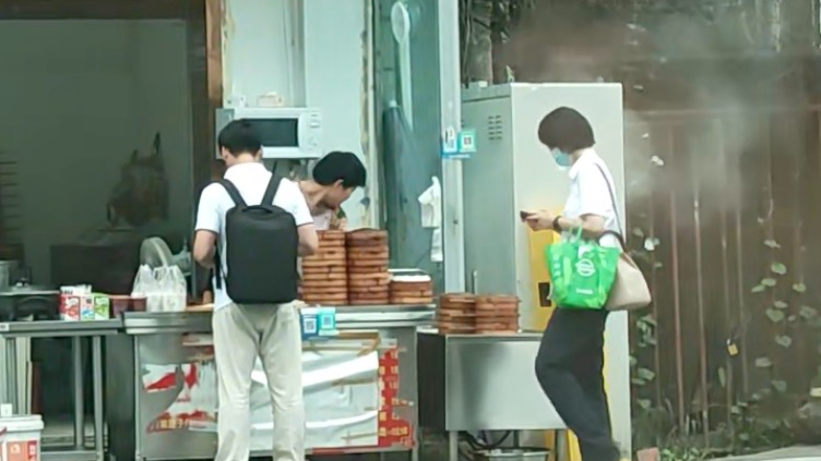 早市喧闹车流如织 雨后成都烟火如常活力依旧