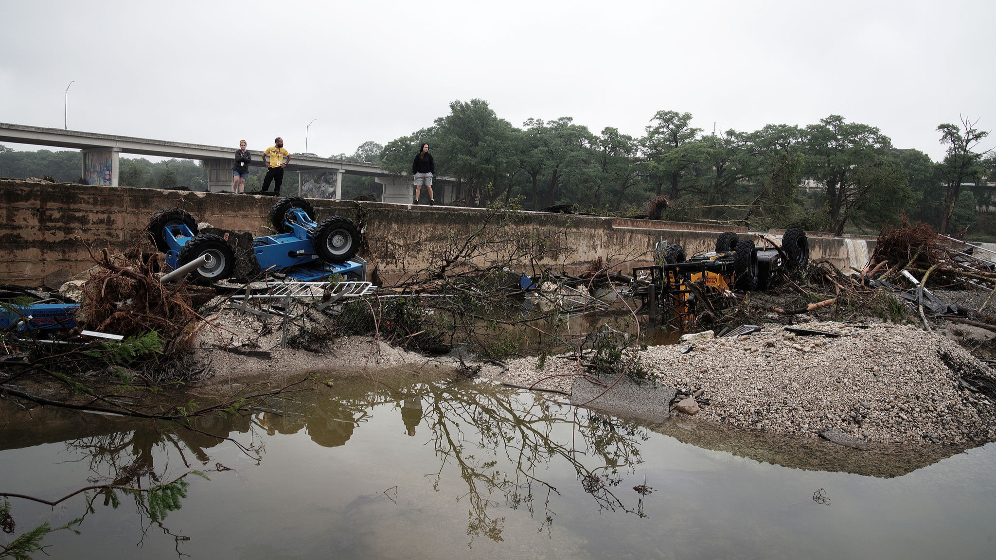 美国得州洪灾已致49人死亡 仍有数十人失踪