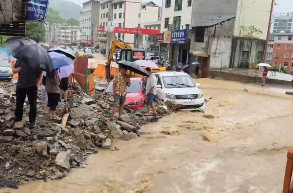 云南威信县黑龙村强降雨致5人失联
