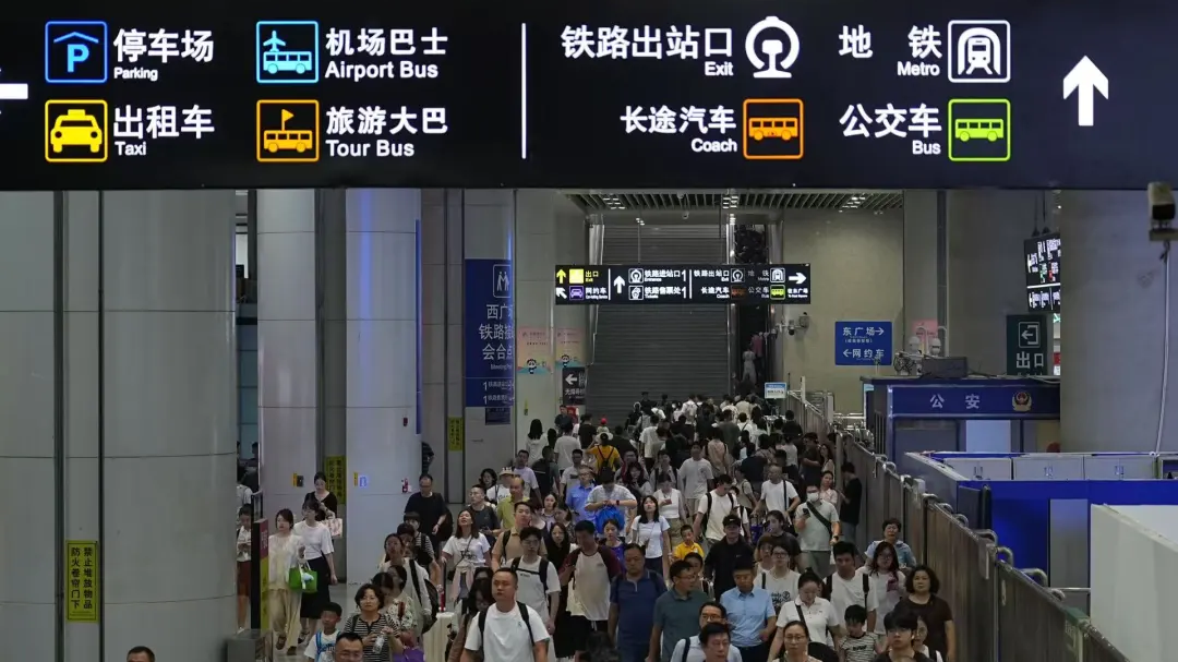 站内快速“接头” 成都东站上新铁路接站会客点