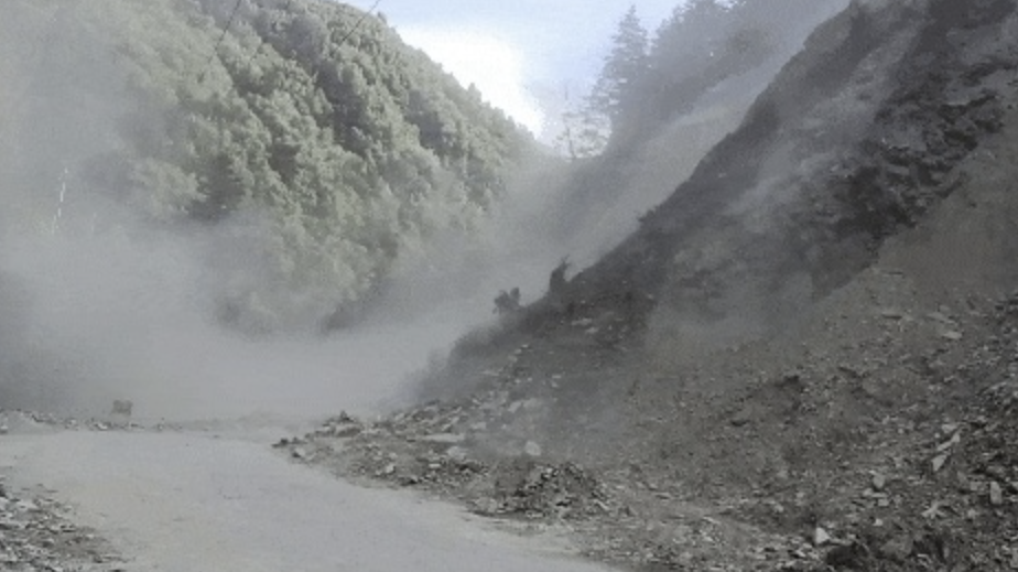 网红公路理小路结斯乡处发生高位垮塌，道路已交通管制