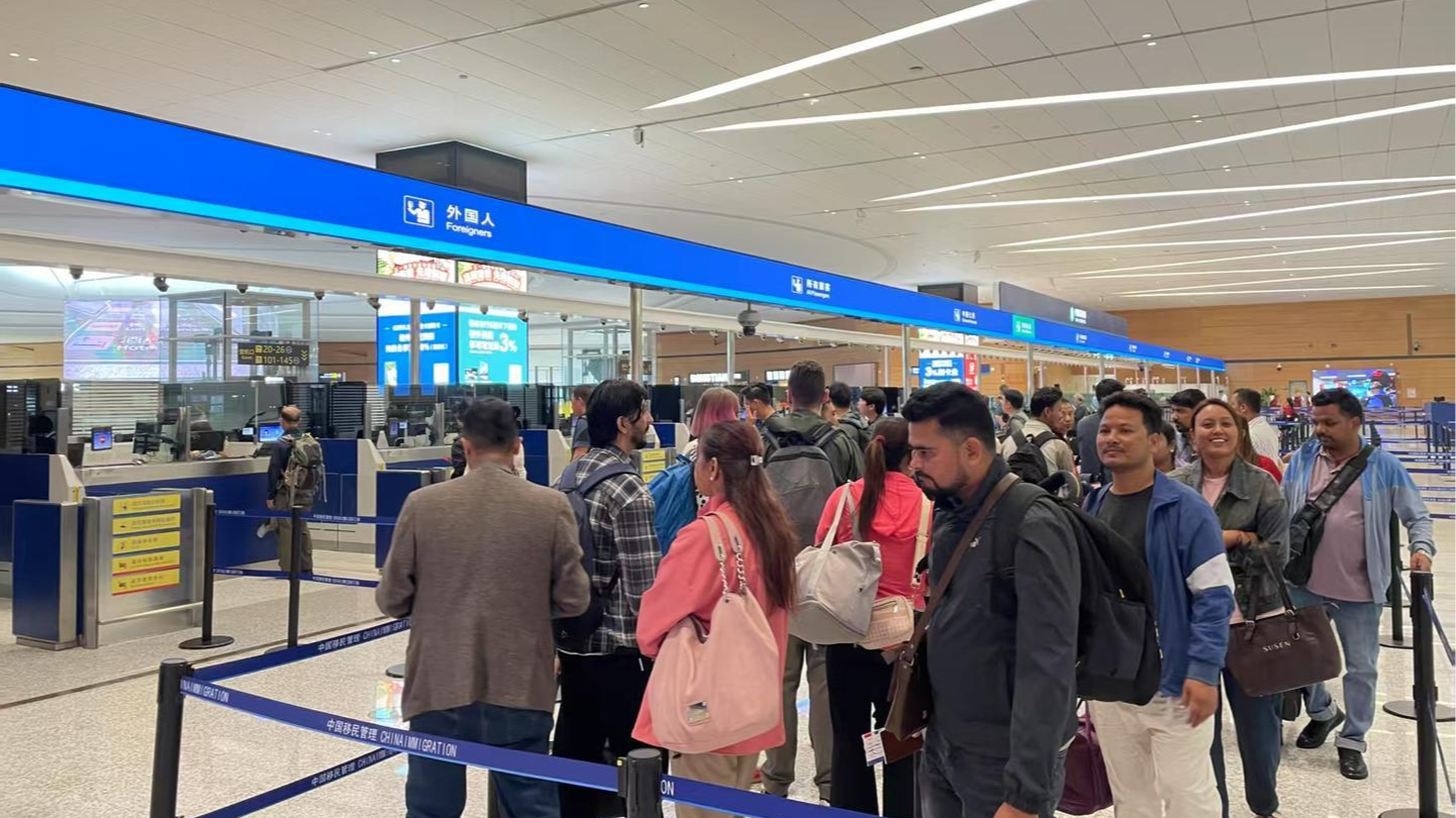 入境游“反向带货”成新风潮！外国游客行李箱装满了熊猫玩偶和文博文创