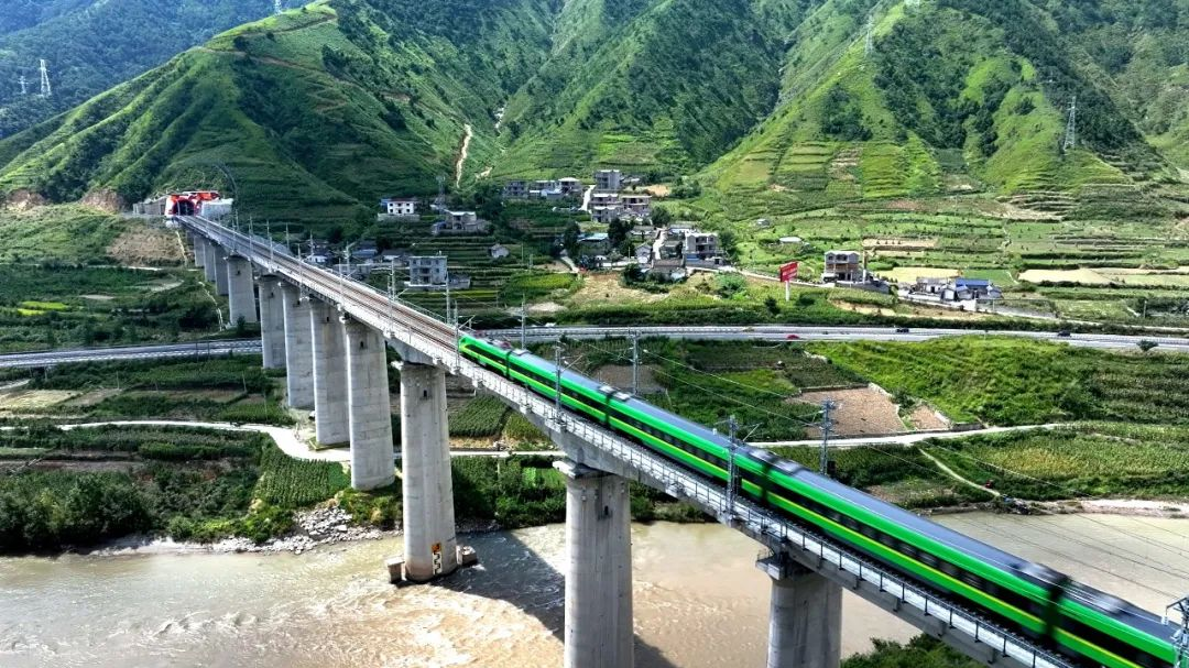 尽享清凉之旅 成都加开西昌、昆明方向列车
