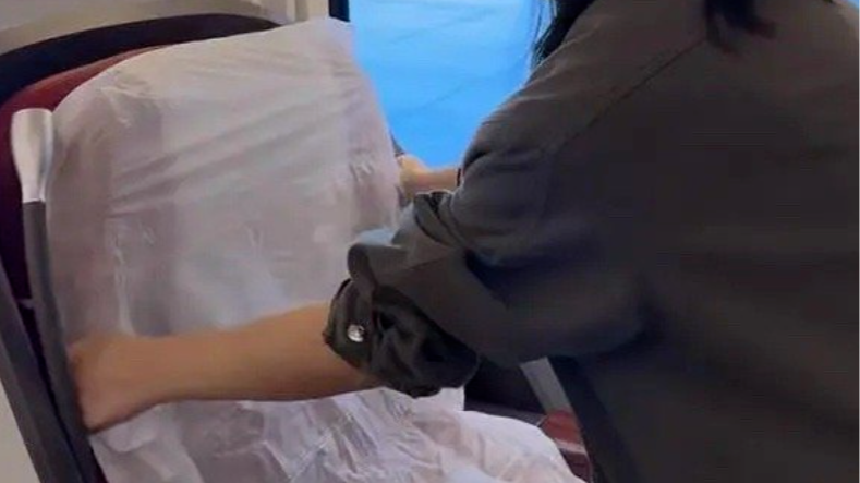 高铁一次性座椅套热销，12306回应：暂不售卖，每晚消毒座位