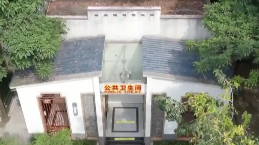 “领导视察才开门！”央媒曝光农村新公厕给看不给用？