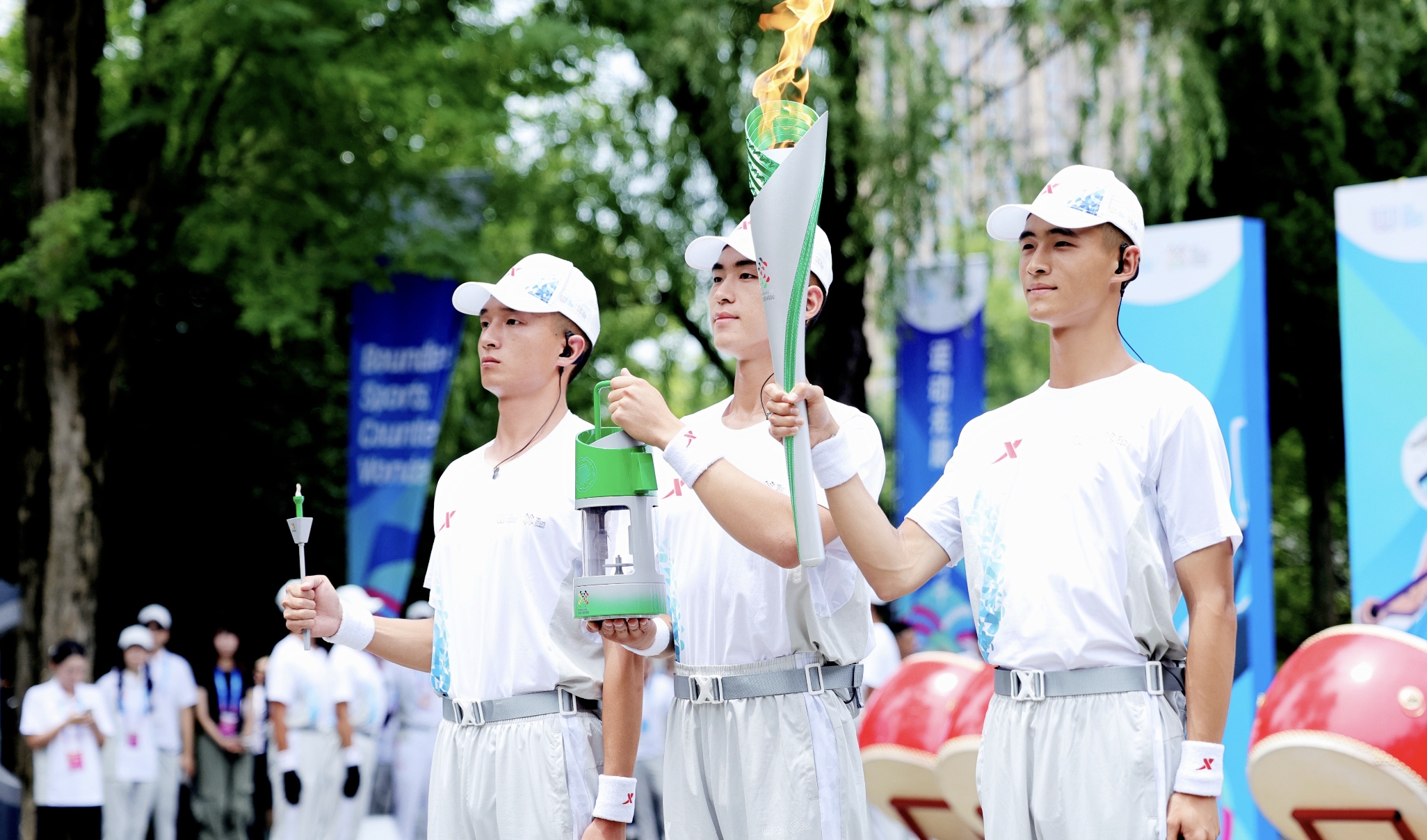 三国文化薪火相传 成都世运会火炬穿越武侯祠