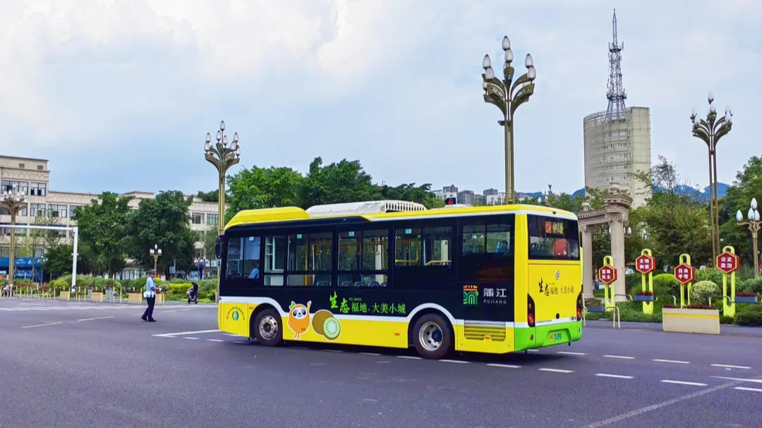 市民出行更舒适便捷 蒲江新能源纯电动公交车“上线”