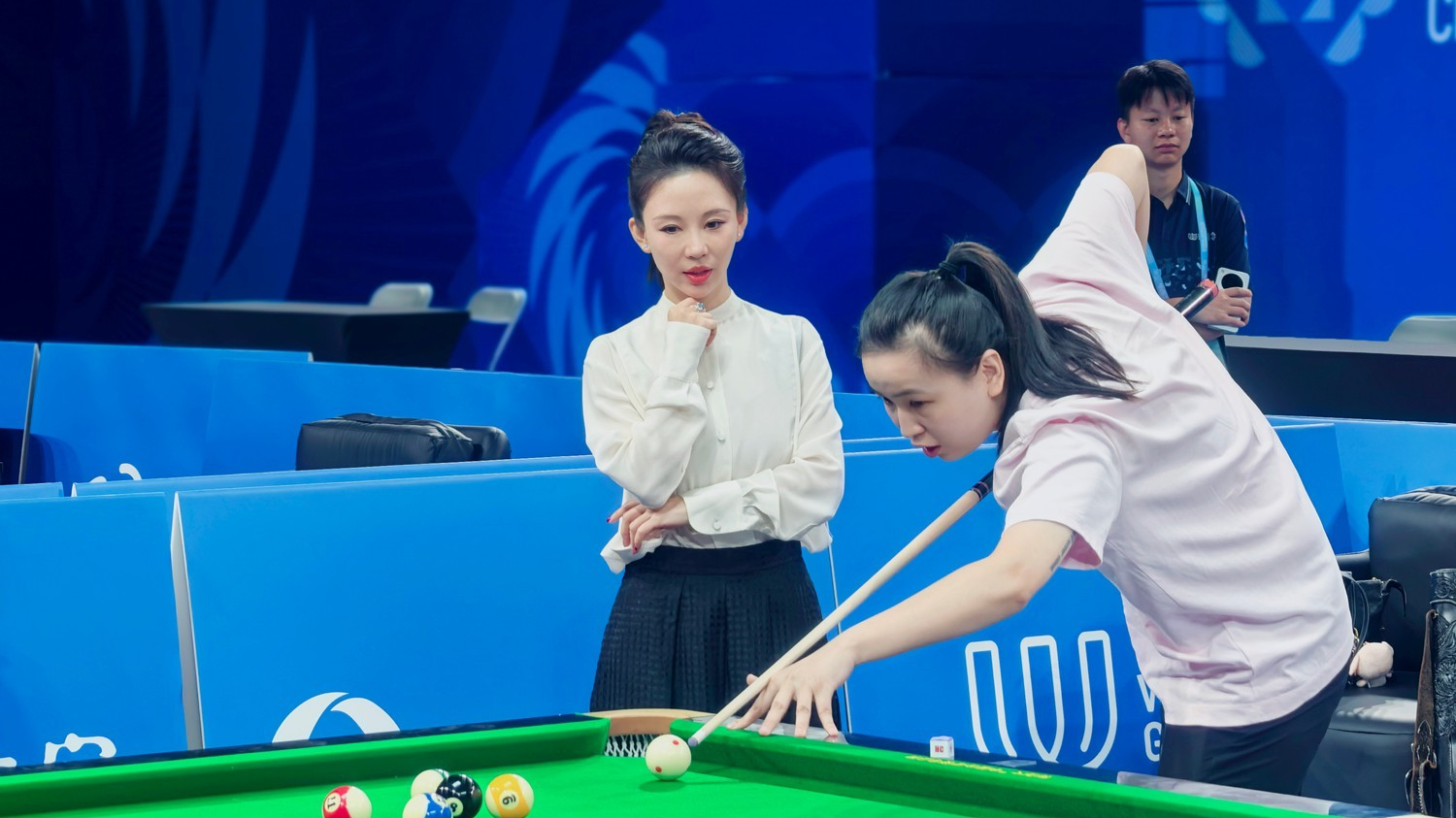 视频｜“九球天后” 潘晓婷现身成都 探秘世运会台球赛场