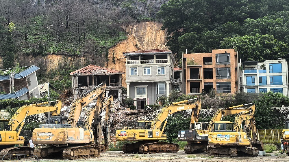 广州山体滑坡已致2人死亡 仍有5名被困人员在搜救中