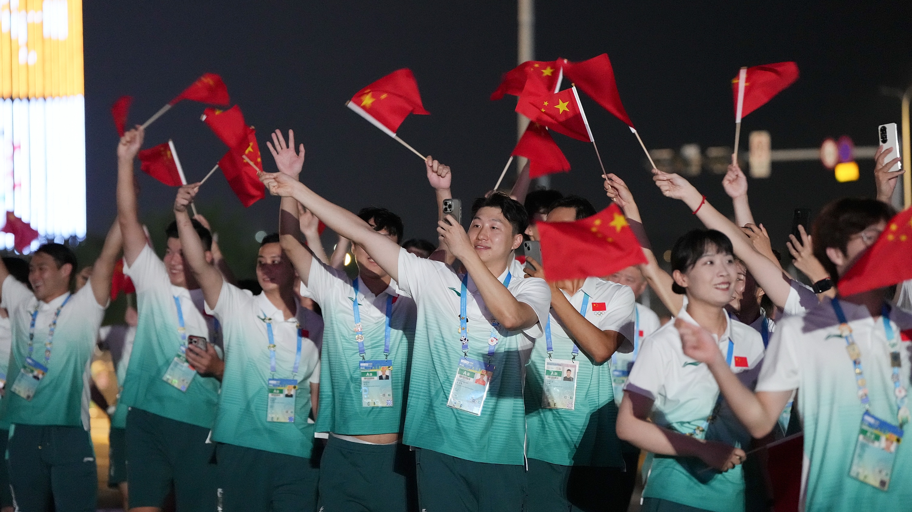 全场欢呼！中国代表团亮相世运会开幕式