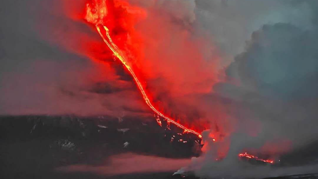 堪察加半岛克柳切夫火山喷发最新图片公布，火山灰柱高达1万米