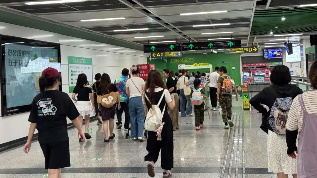体育盛会“燃动”成都 世运会开幕首日地铁客流激增23万人次