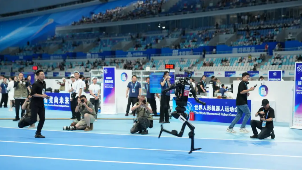 人形机器人1500米决赛，“宇树”击败宇树夺得第一！