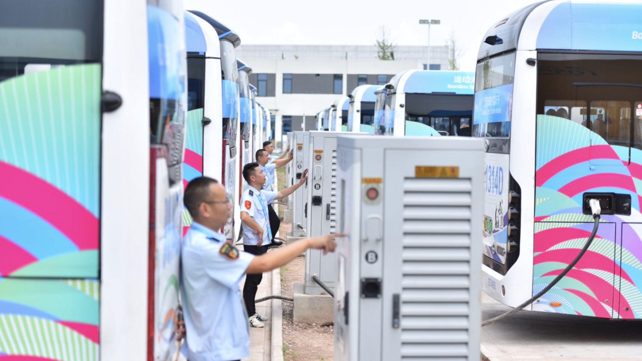 视频｜从晨光到星光  成都公交“摆渡人” 护航世运会