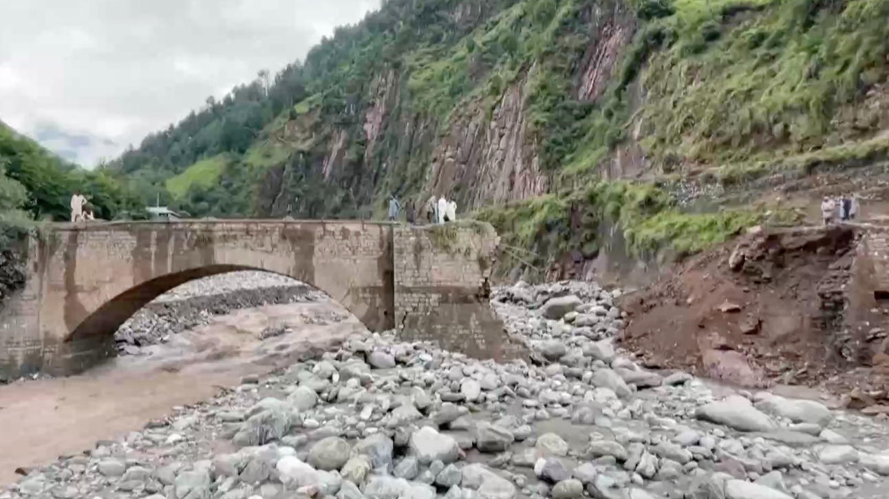 巴基斯坦多地暴雨成灾 过去48小时内已有344人死亡