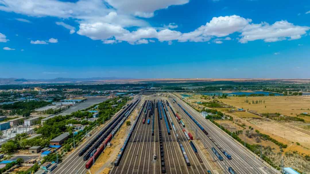 今年1至7月国家铁路发送货物23.31亿吨，同比增长3.3%