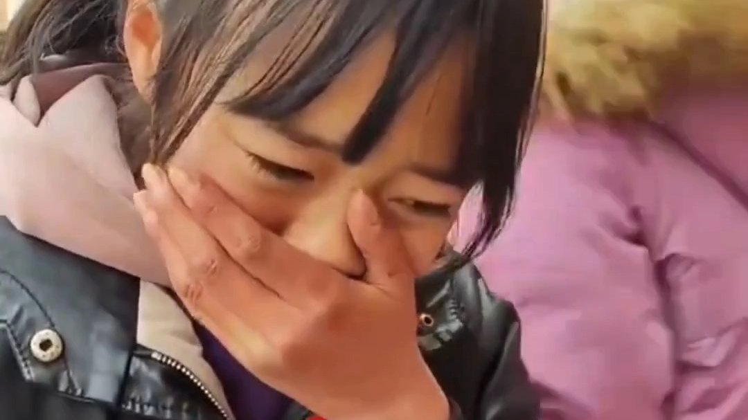 残疾拾荒者胡雷资助的女孩意外离世，此前两人相见画面感动全网 警方最新通报