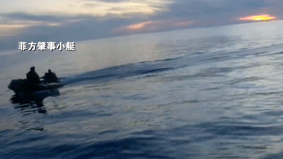 菲律宾非法“坐滩”57号舰释放2艘小艇蓄意“碰瓷”挑衅，中国海警回应