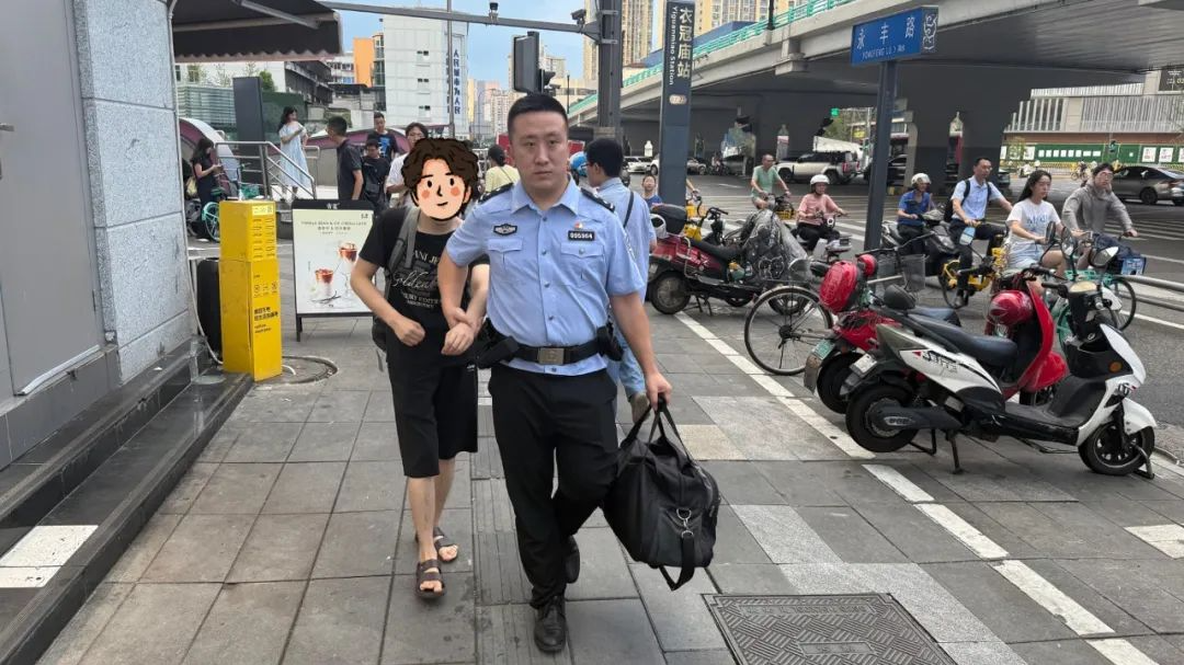 视频 | “你是我的眼”！成都民警为视障小伙开出“特殊网约车”