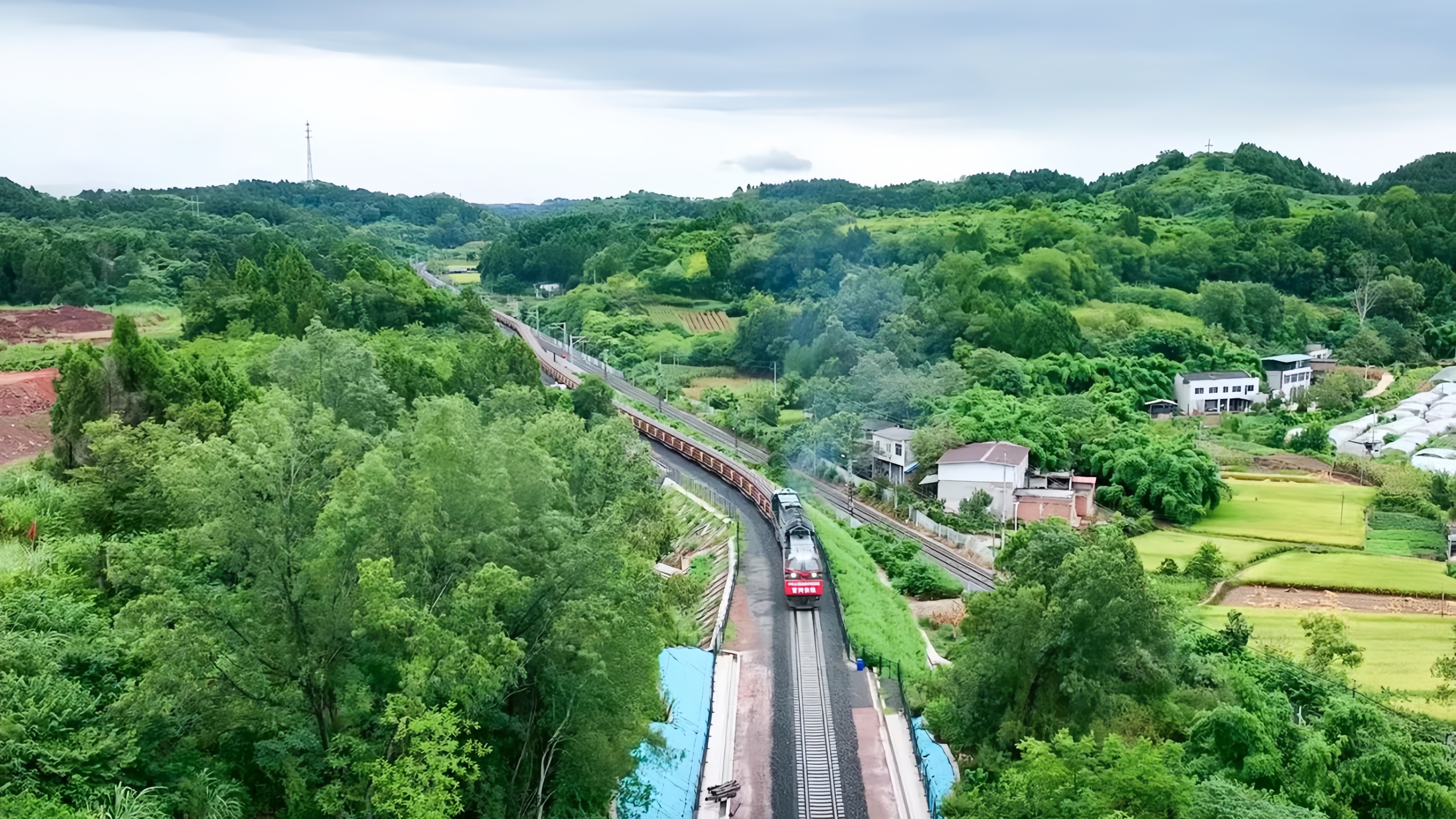 成渝中线高铁长钢轨进场即将铺轨 通车后成都到重庆50分钟飚拢
