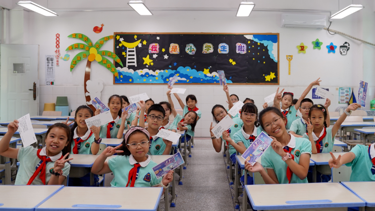 “世运”课桌回归、“清凉”进校园、敲锣拍照…成都秋季开学亮点多多→