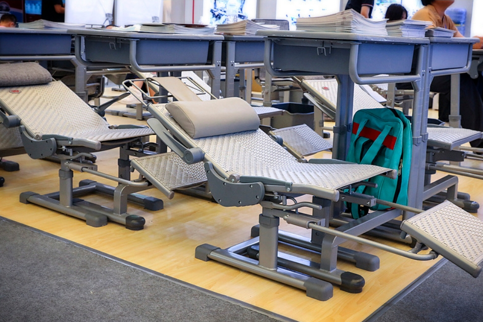 中小学生午休课桌椅“国标”出台 聚焦舒适、安全、耐用