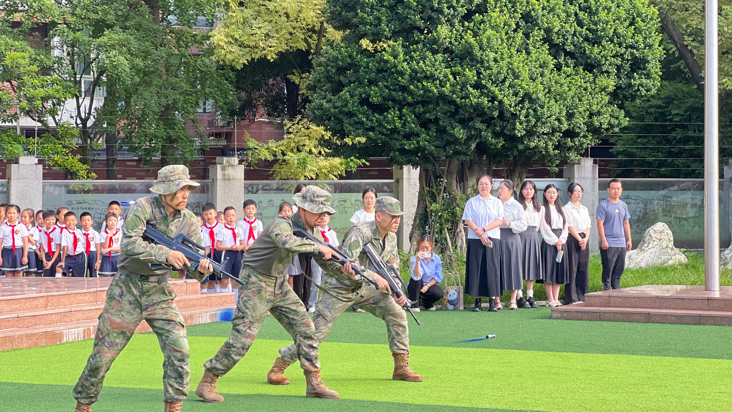 视频 | 国防教育走进成都校园  点亮“开学第一课”