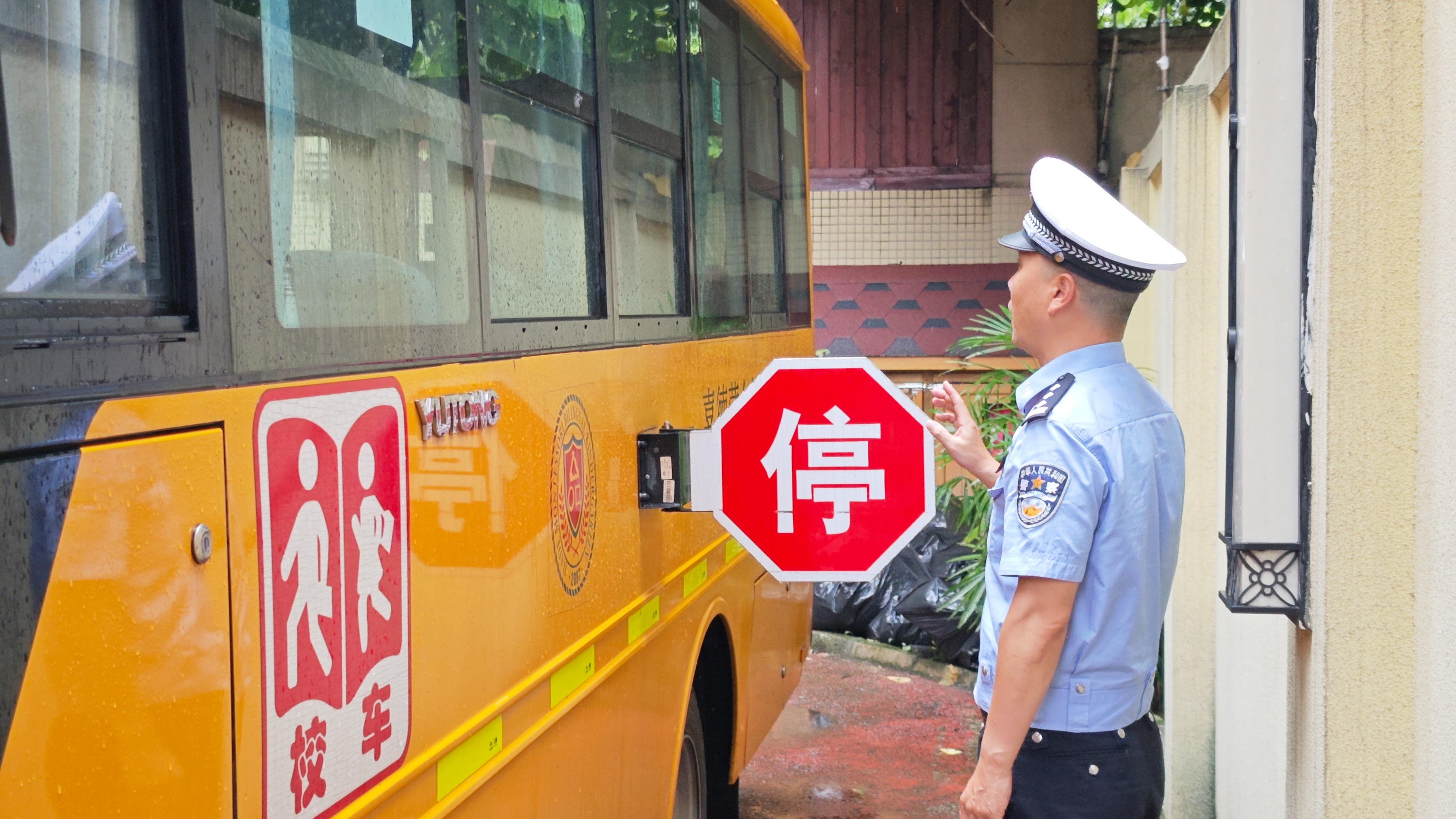 成都交警开启“护学模式” 筑牢校园交通安全防线