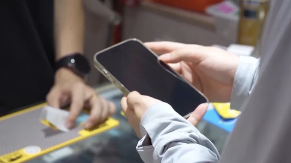 被曝光！很多人的手机上都有，有的效果等于保鲜膜