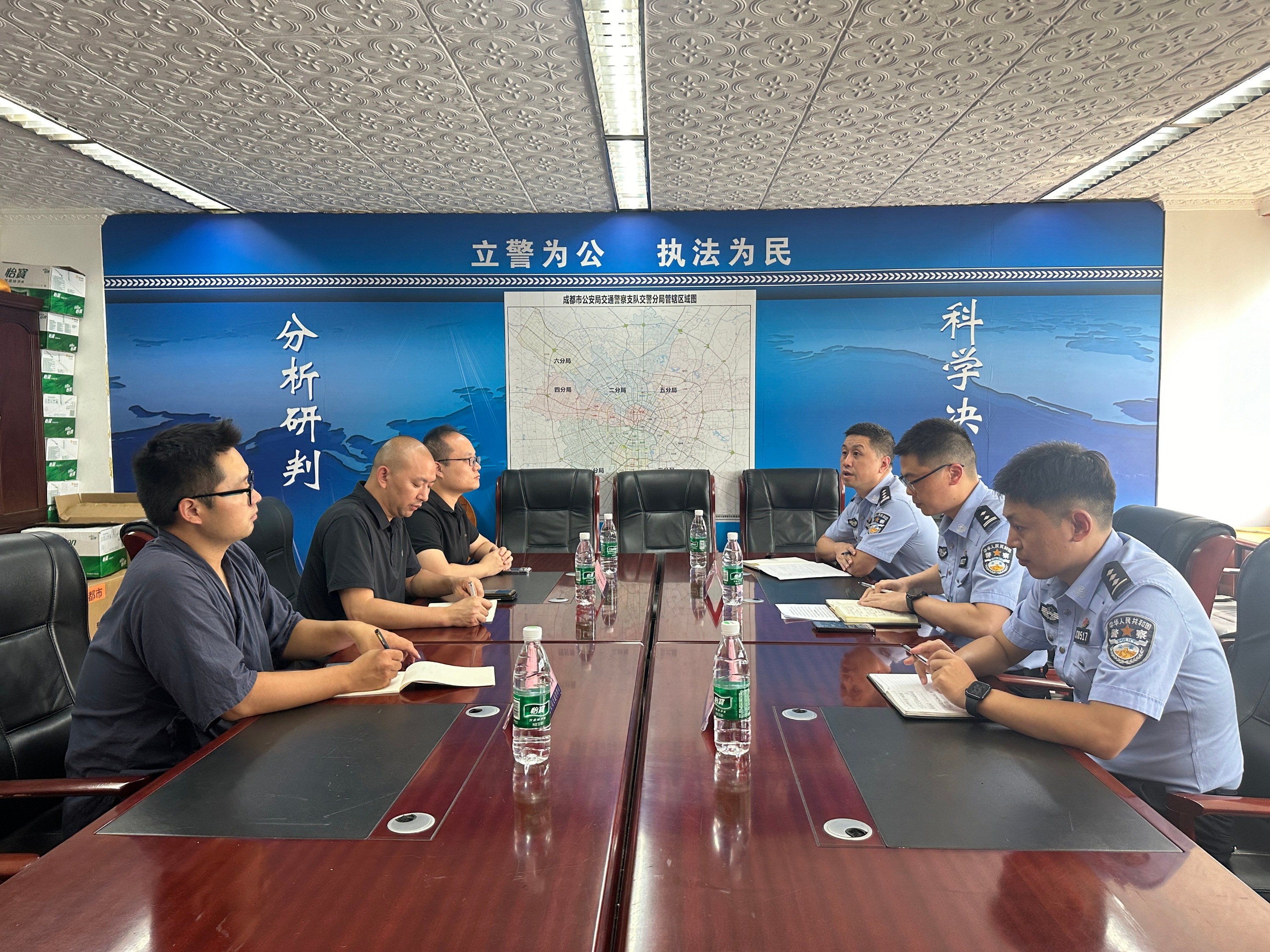 成都交警约谈外卖快递企业，为交通安全“上紧发条”