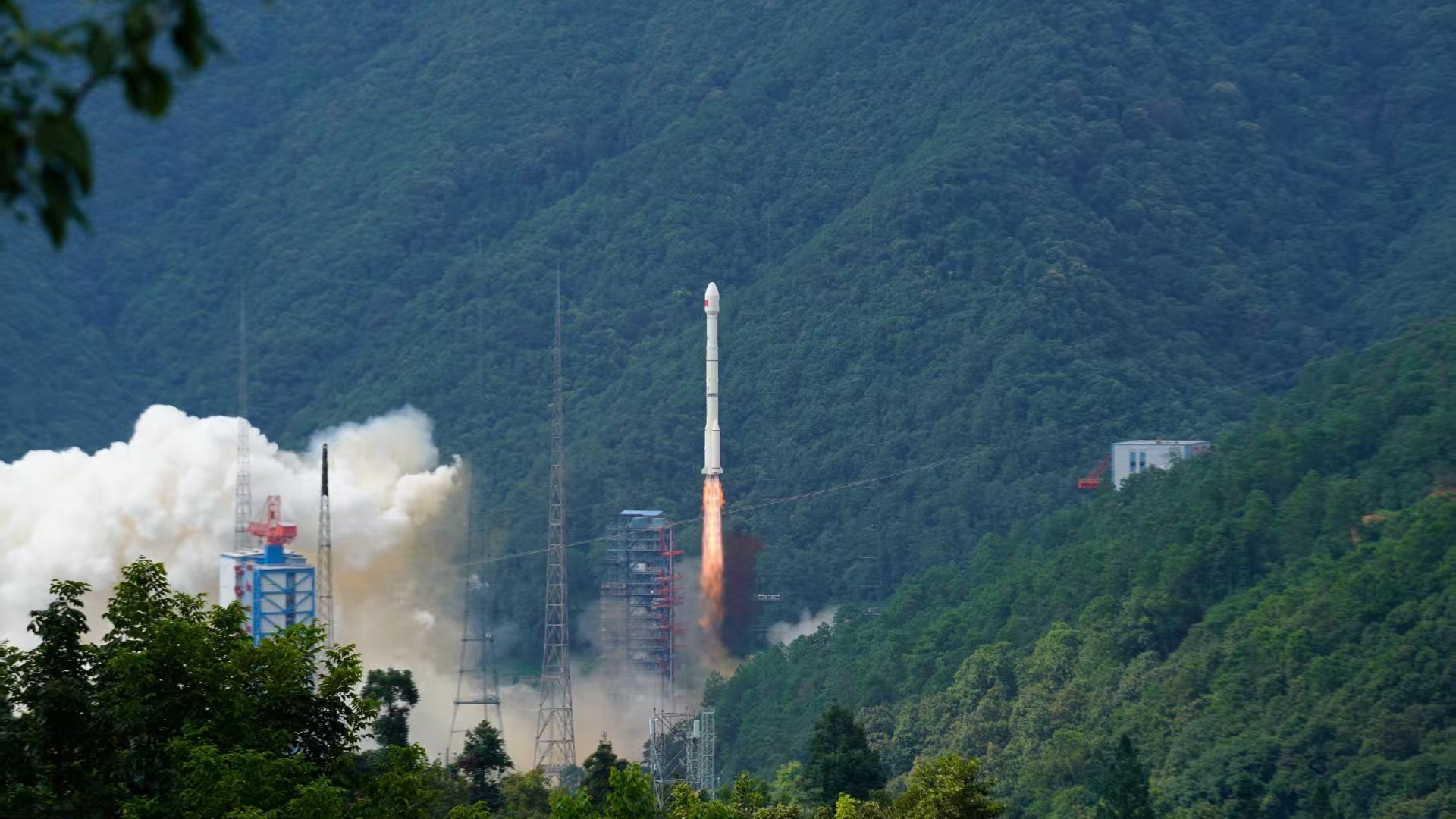 我国成功发射试验二十九号卫星