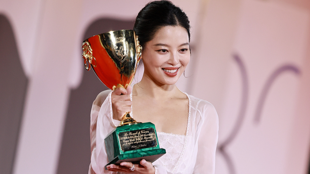 中国演员辛芷蕾获第82届威尼斯电影节最佳女演员奖