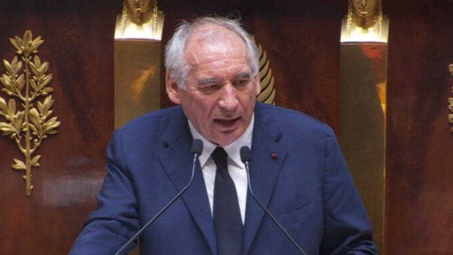 法国总理贝鲁抵达爱丽舍宫向总统马克龙递交辞呈