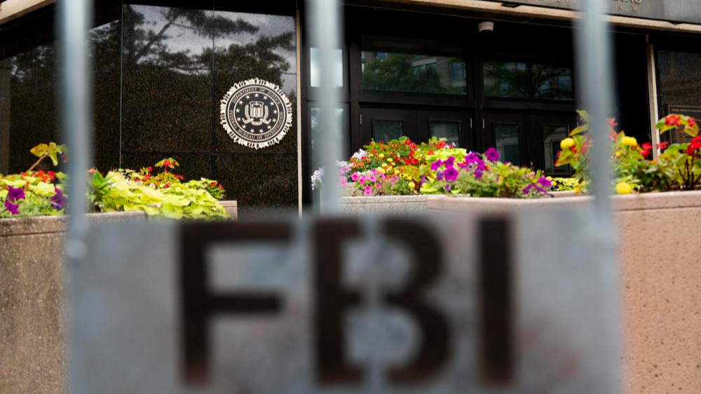 柯克被杀案“缉凶”闹乌龙 美FBI局长陷舆论漩涡