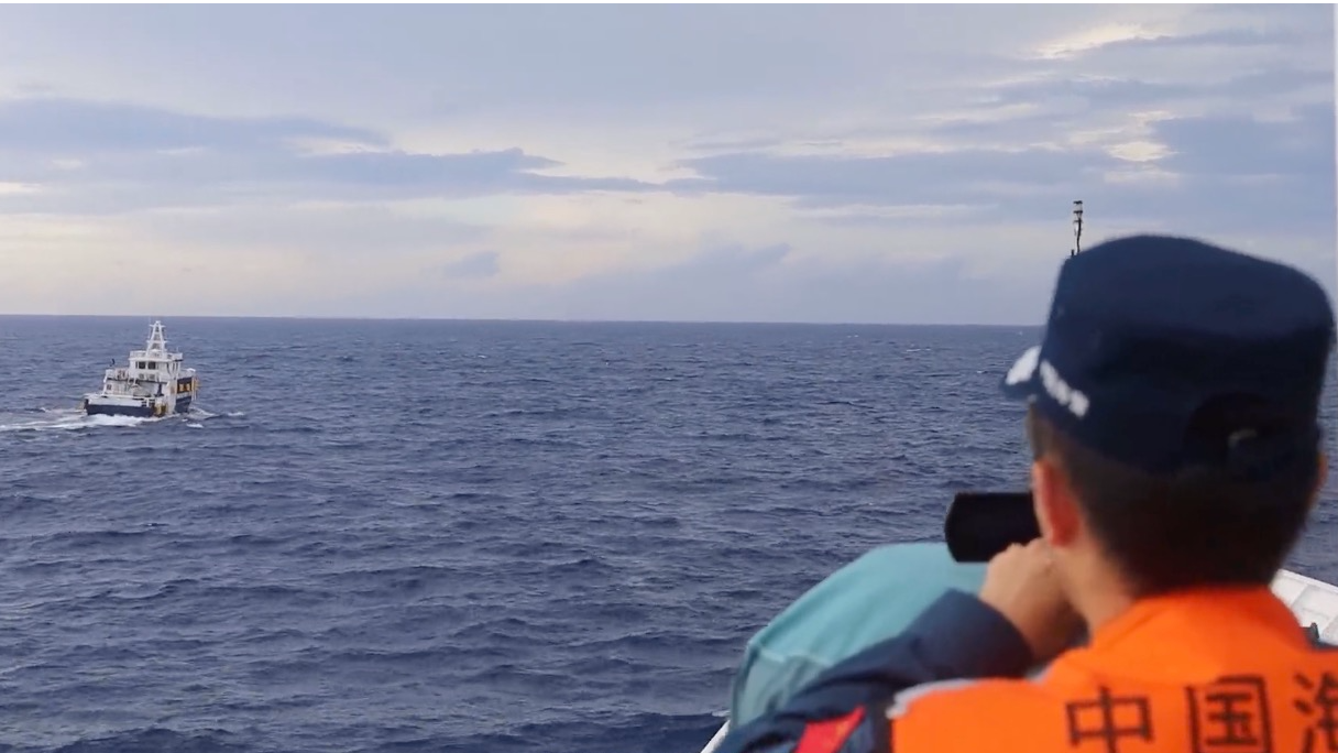 菲公务船侵闯黄岩岛，中国海警依法管制！现场视频公布