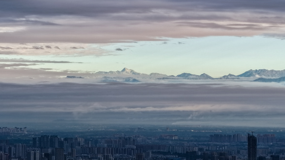 今日份雪山大片已上线！打卡“窗含西岭”的诗意美景
