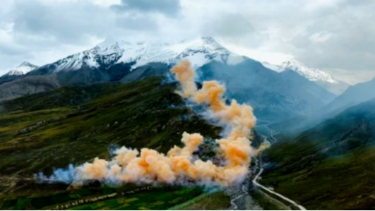 喜马拉雅山脉放烟花引争议，蔡国强艺术工作室：用的是环保材料