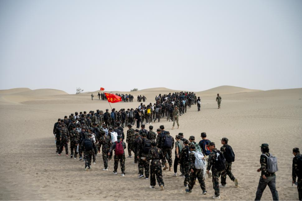 时评｜“硬核”军训何以成为成长必修课？