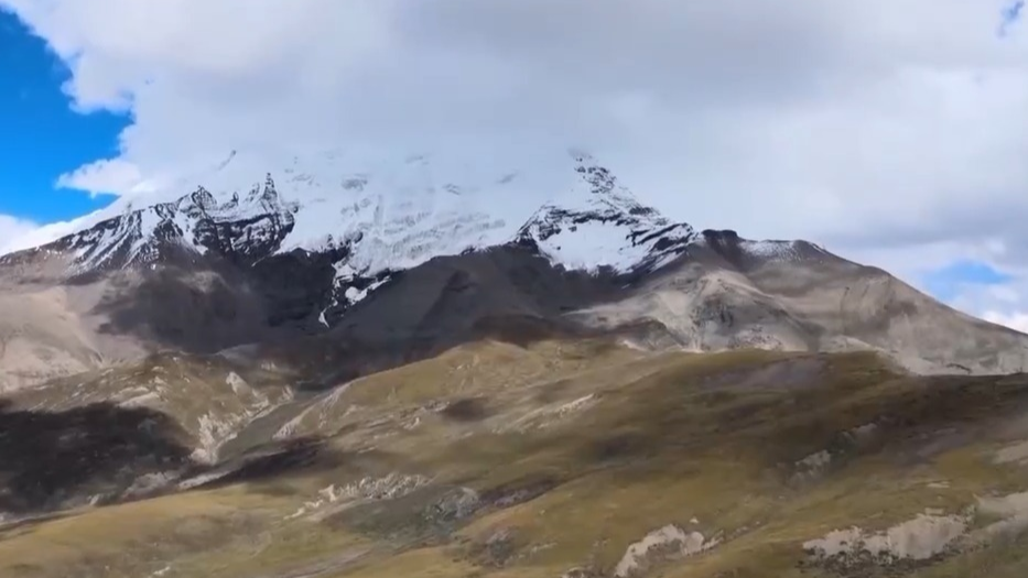 喜马拉雅山烟花秀引争议 记者探访：现场仍有痕迹