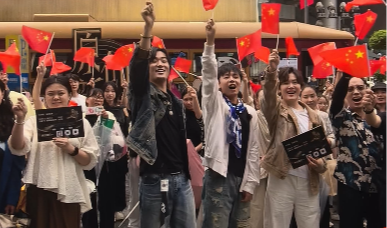 视频 | “原创新声”选手走上街头 在成都用歌声表白祖国