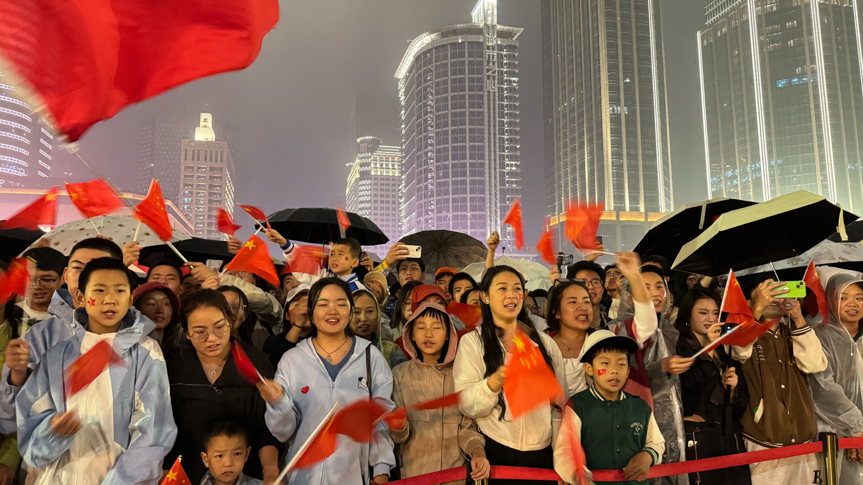 万人冒雨观看！成都天府广场举行国庆升旗仪式