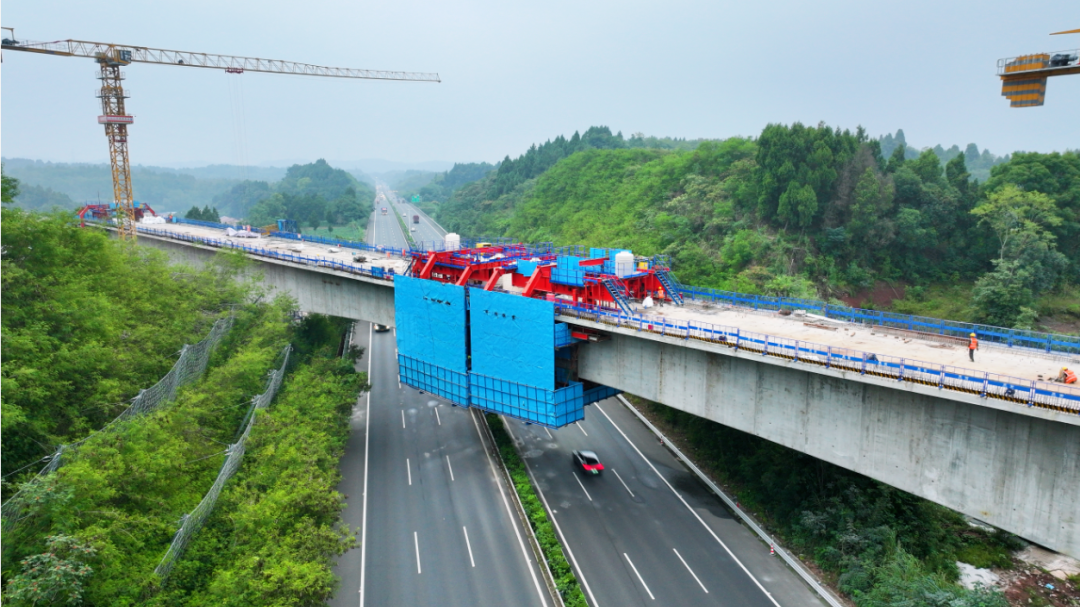 横跨渝蓉高速，成渝中线高铁这座特大桥成功合龙