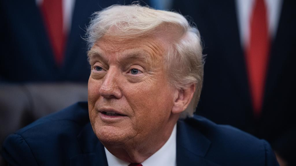 特朗普宣布对进口中型和重型卡车征收25%关税