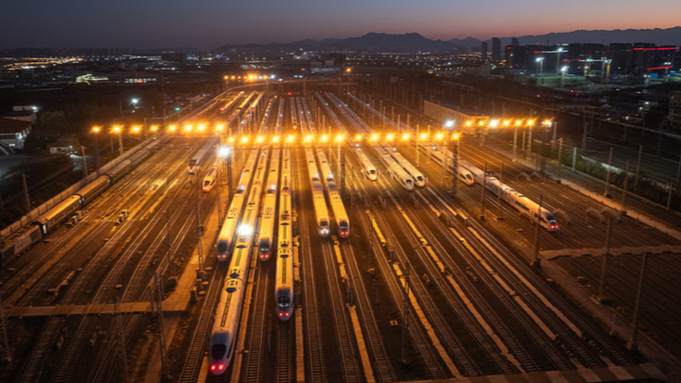 国铁成都局加开12趟夜间高铁 满足旅客返程需求
