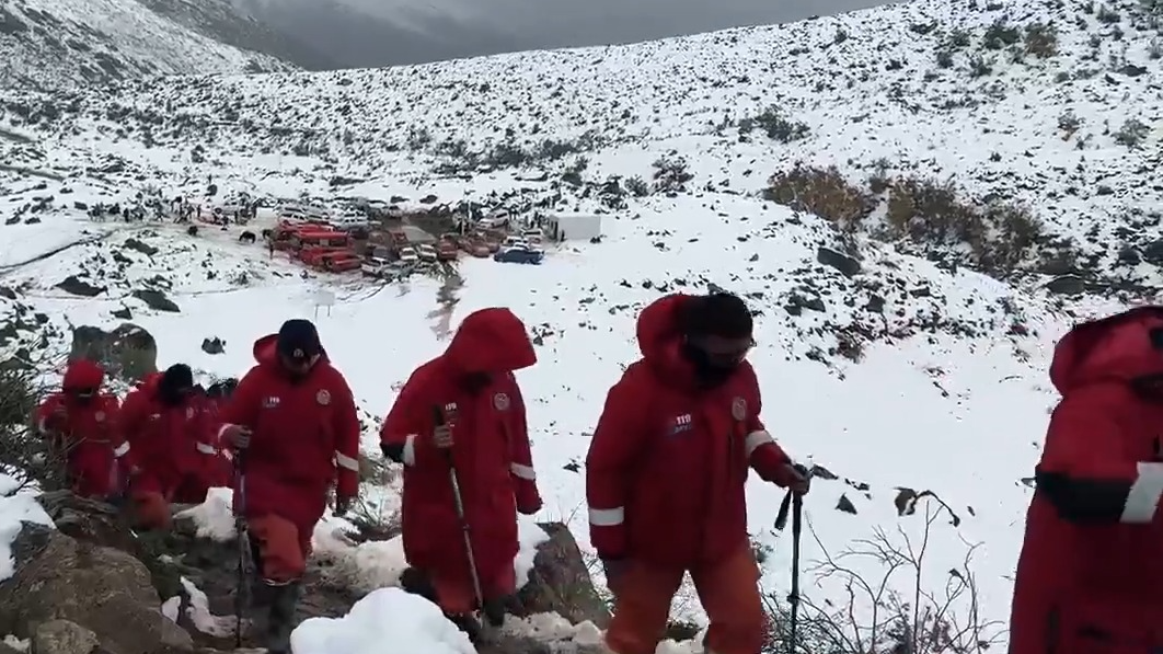 西藏定日县嘎玛沟最后一批徒步游客安全抵达曲当镇