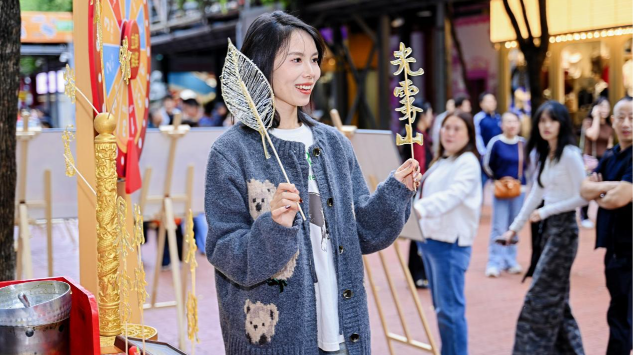 红叶“火炬”燃情传递 “我把红叶寄给你”第二季全球传递活动首站在蓉开启