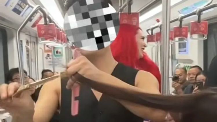 上海地铁车厢内小伙为女士剪发？4人被行政处罚